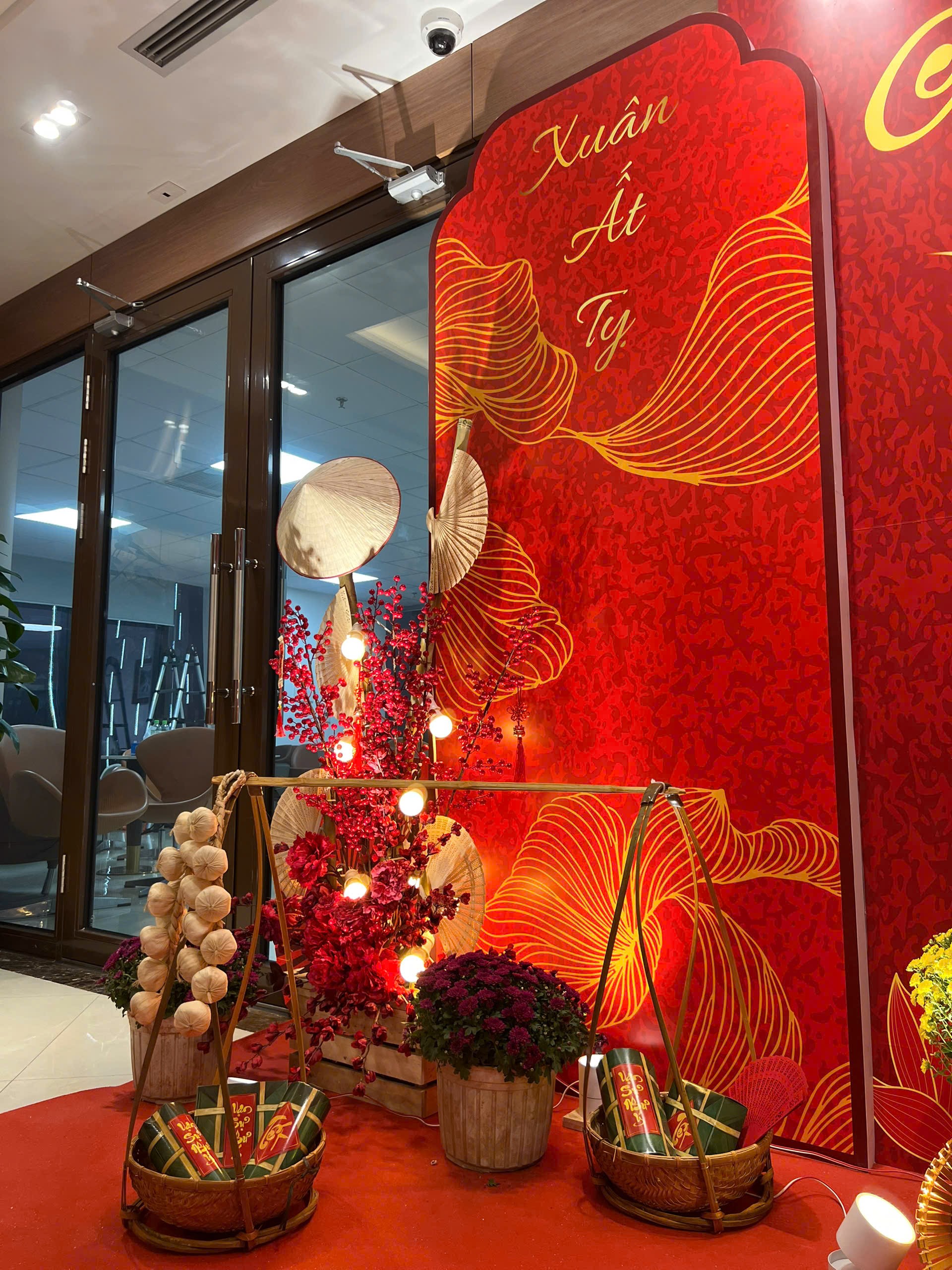Trang trí Tết 2027 ở Phạm Văn Đồng, Hà Nội